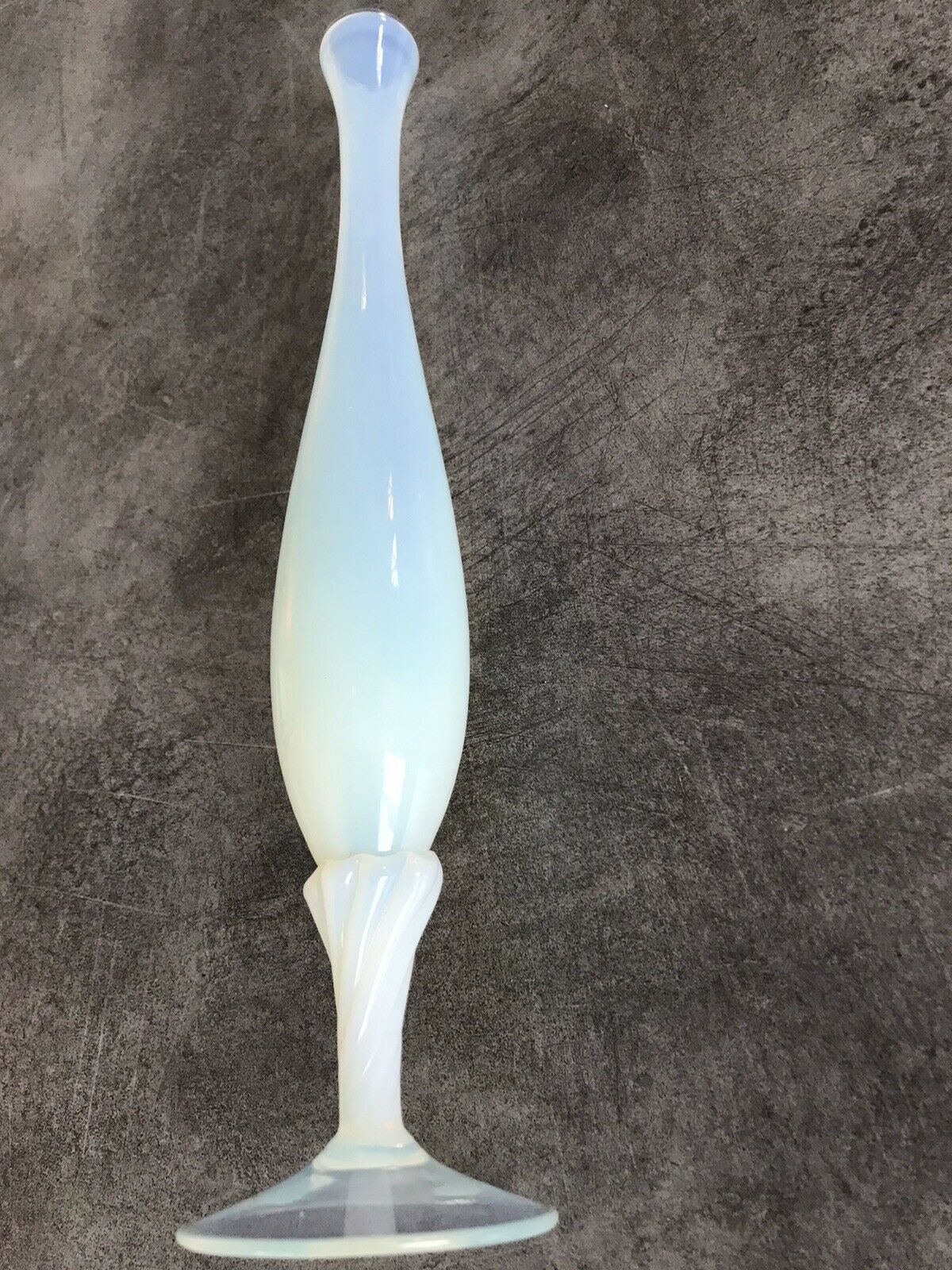 Vase soliflore vintage tulip glass opaline shades and white reflections