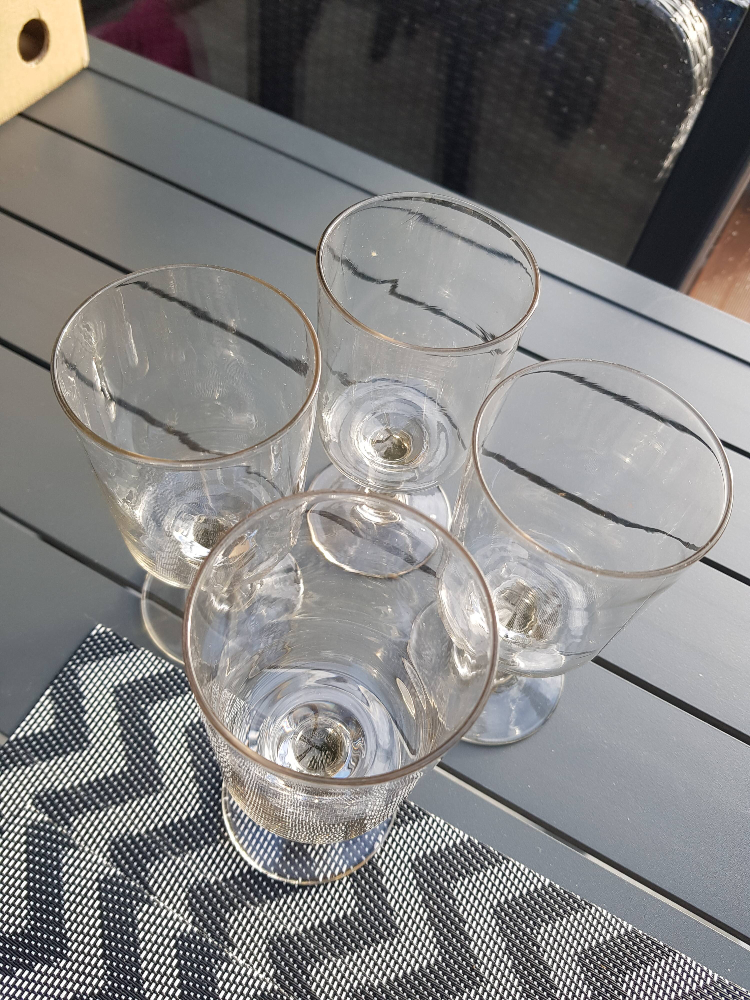 Set of 4 stemmed glasses
