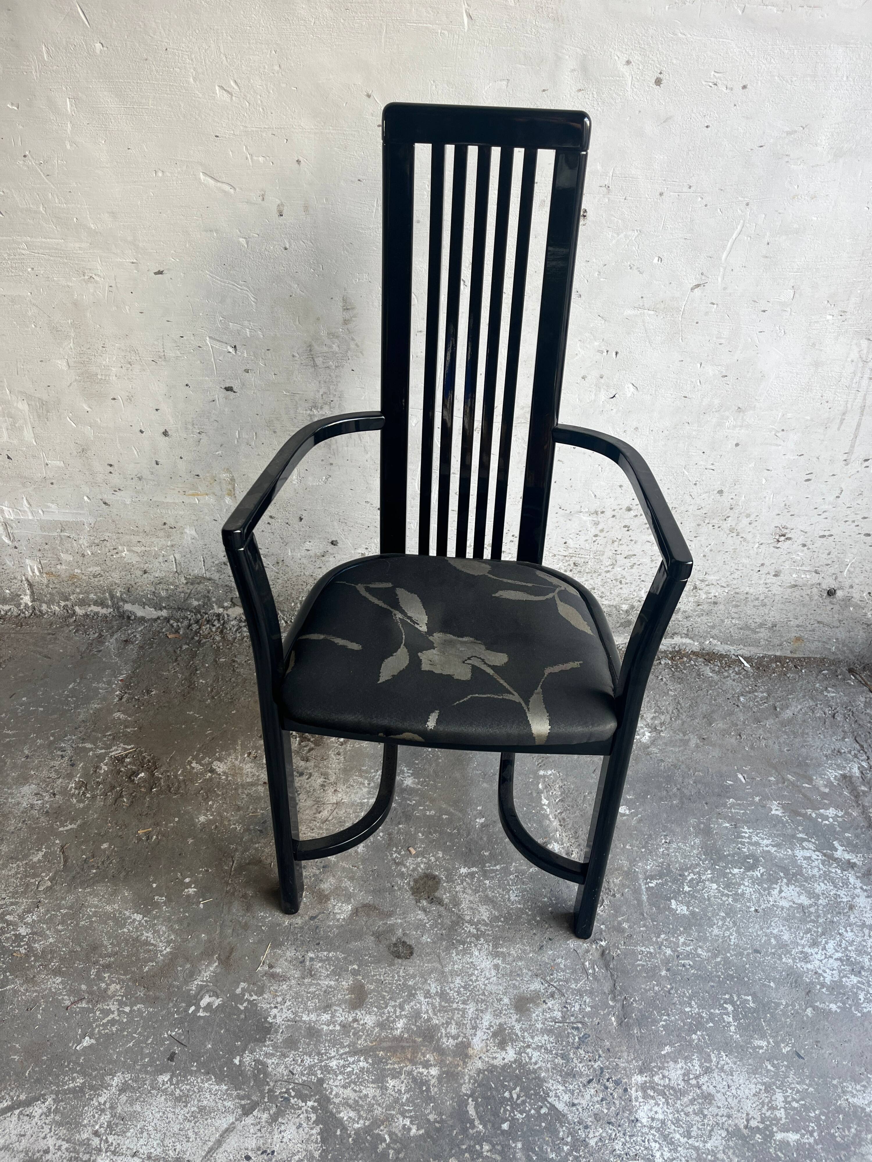 Set of 6 black lacquered wooden dining chairs with high backs and patterned fabric seats, 1980s.