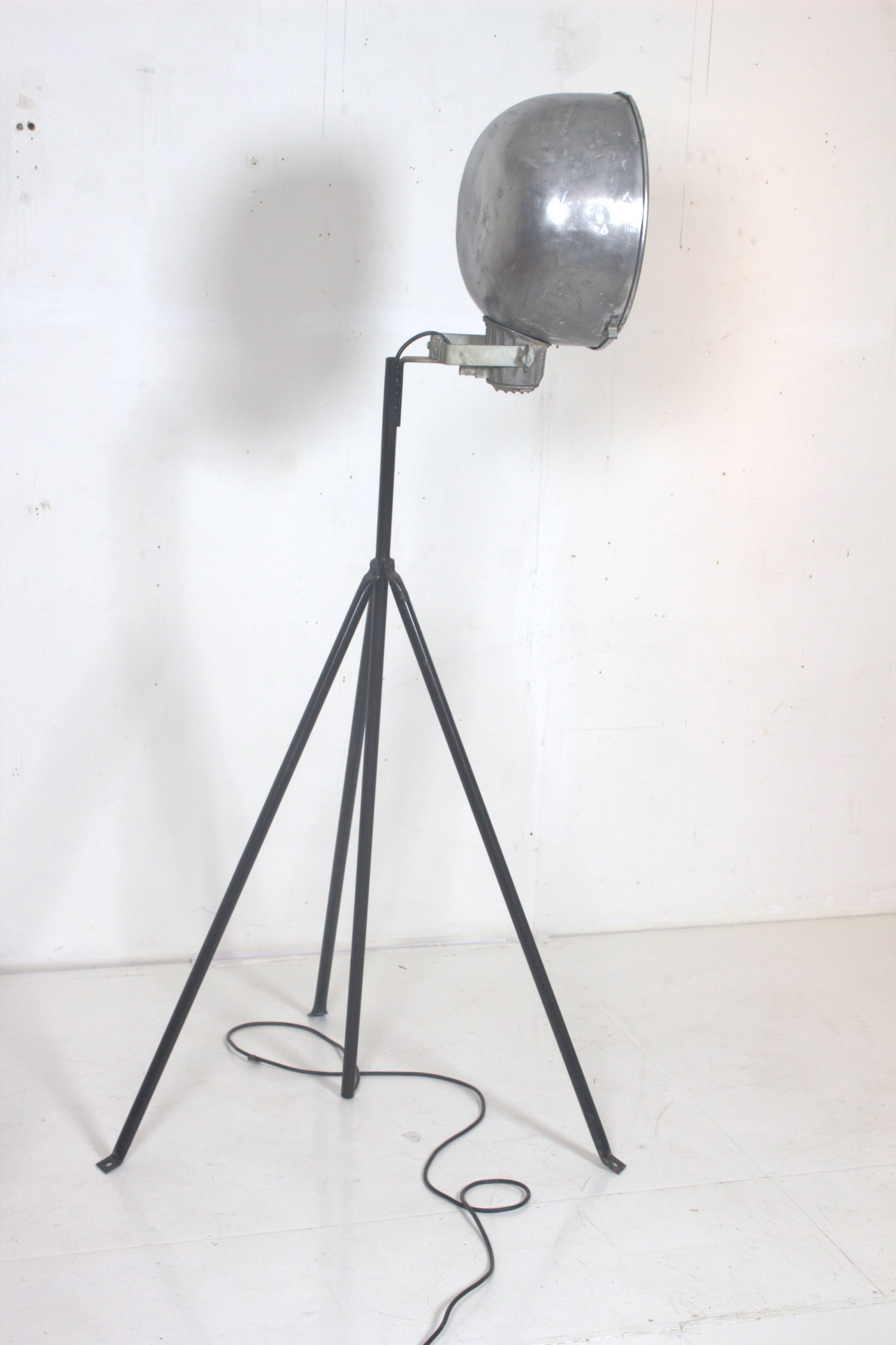 Industrial lamp with adjustable aluminum lampshade