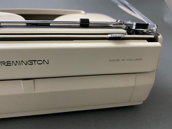 Ancienne machine a ecrire Remington monarch deluxe 1970