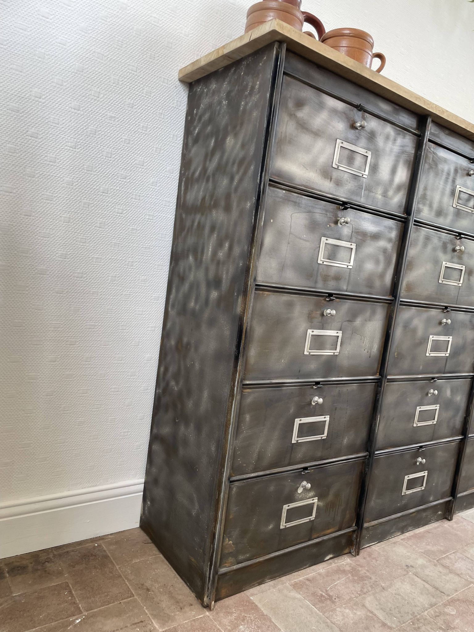 Metal furniture with 15 renovated roneo flaps.