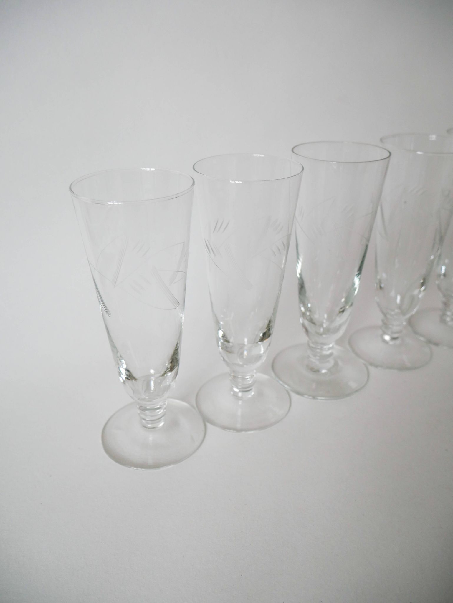 Set of 6 champagne flutes engraved 1960