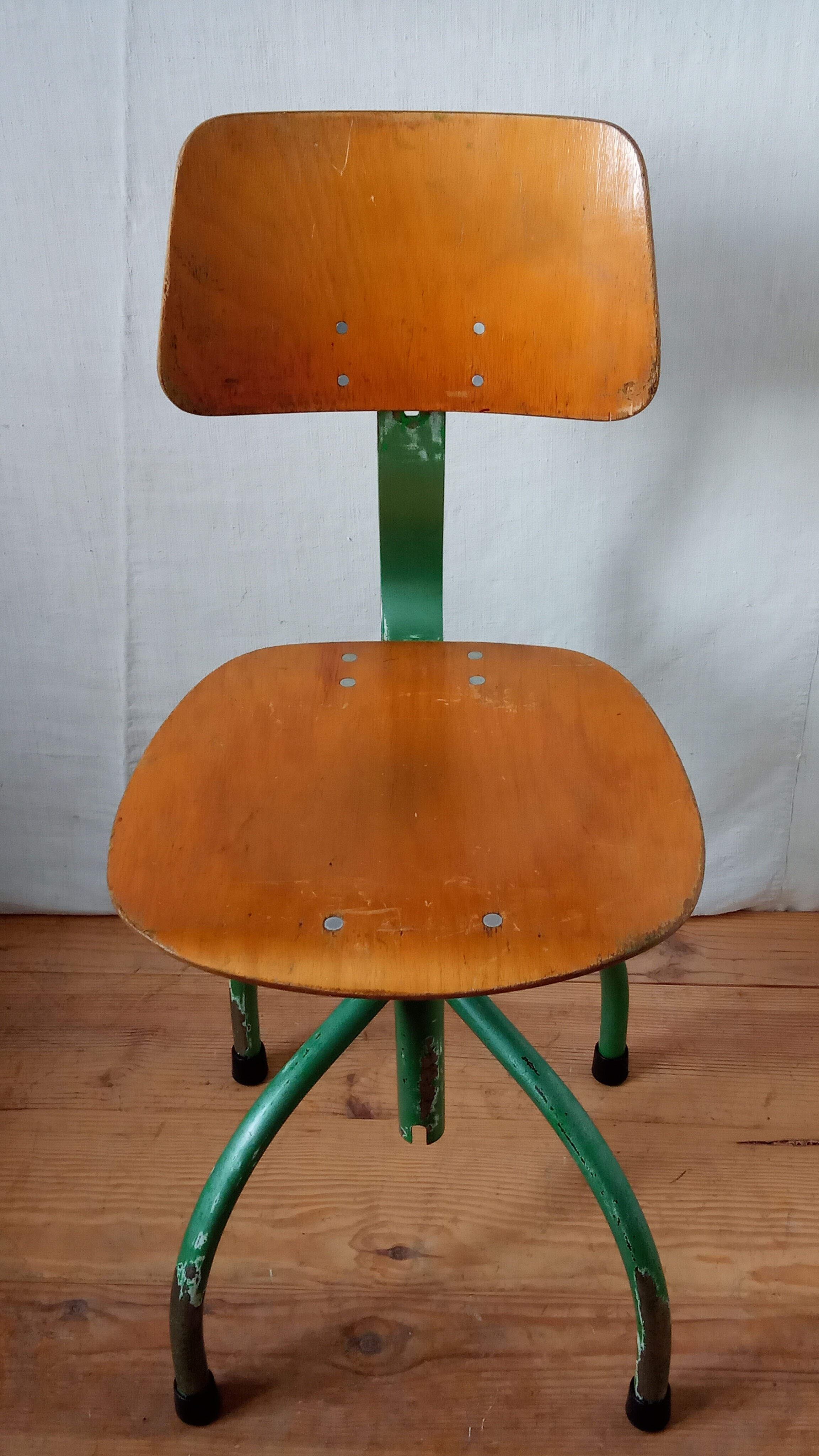 Swivel and telescopic workshop chair