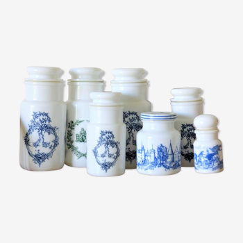 7 pots anciens en verre opaline decorée