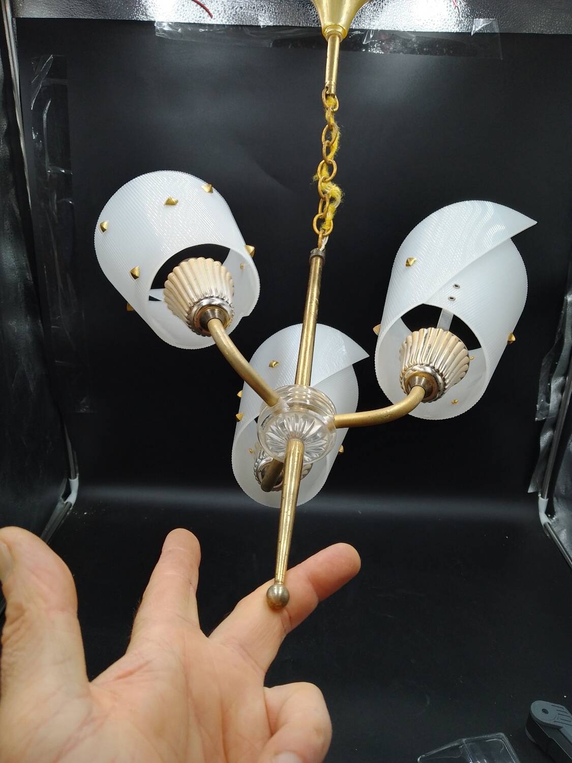 3-light chandelier in brass and plastic, 1960