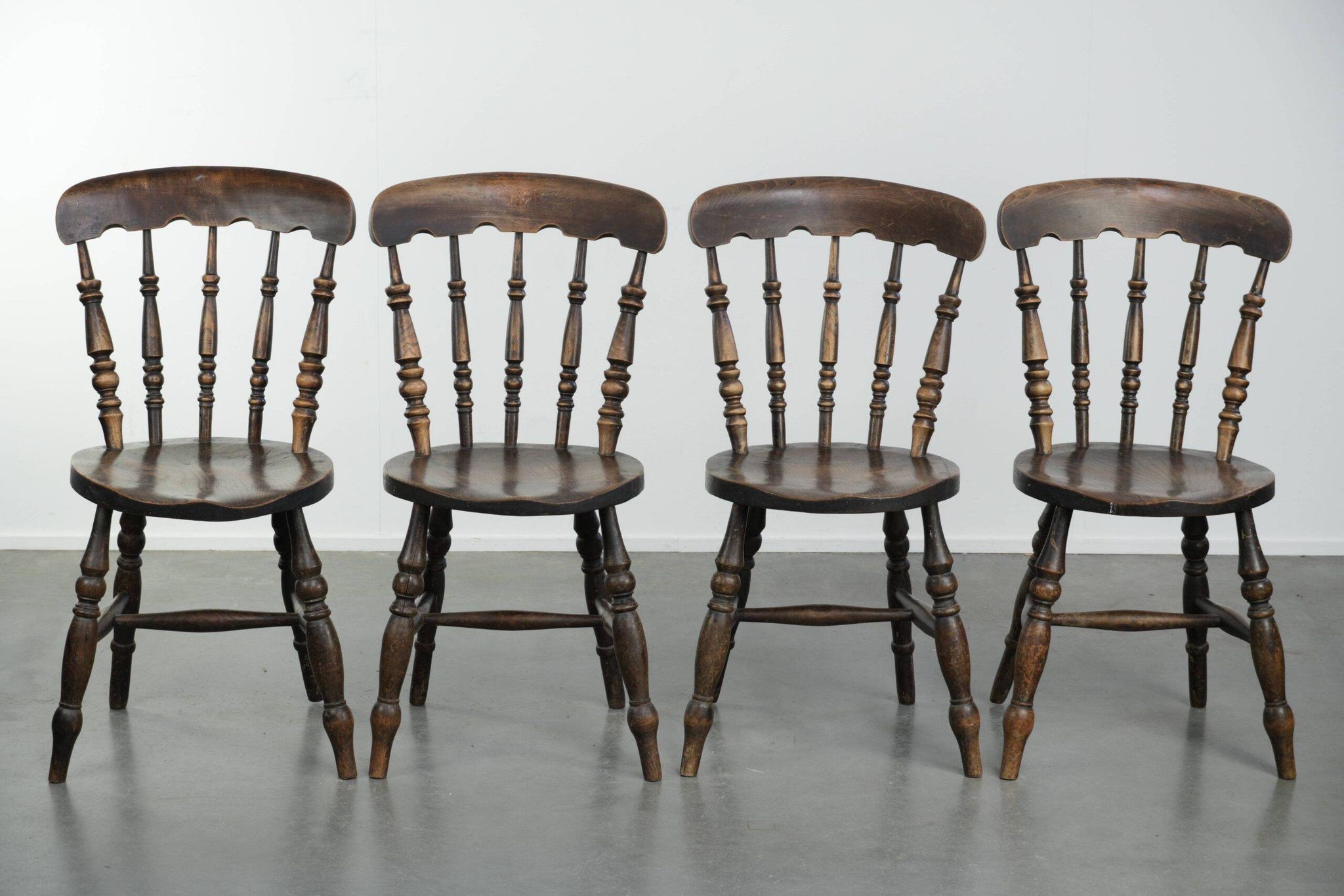 Set of 4 antique English wooden Windsor pub/bistro chairs from 19th century