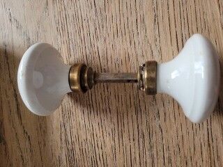 Set of 2 Porcelain door handles and cleanliness plates