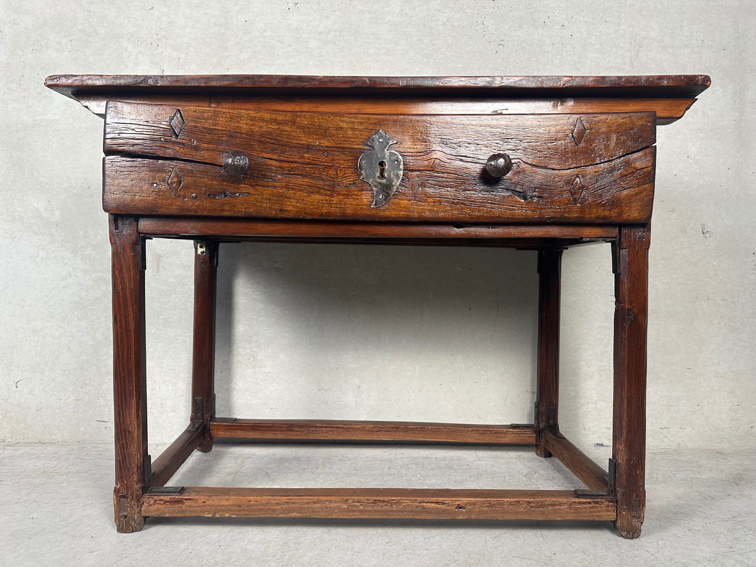Table d'appoint coloniale espagnole antique