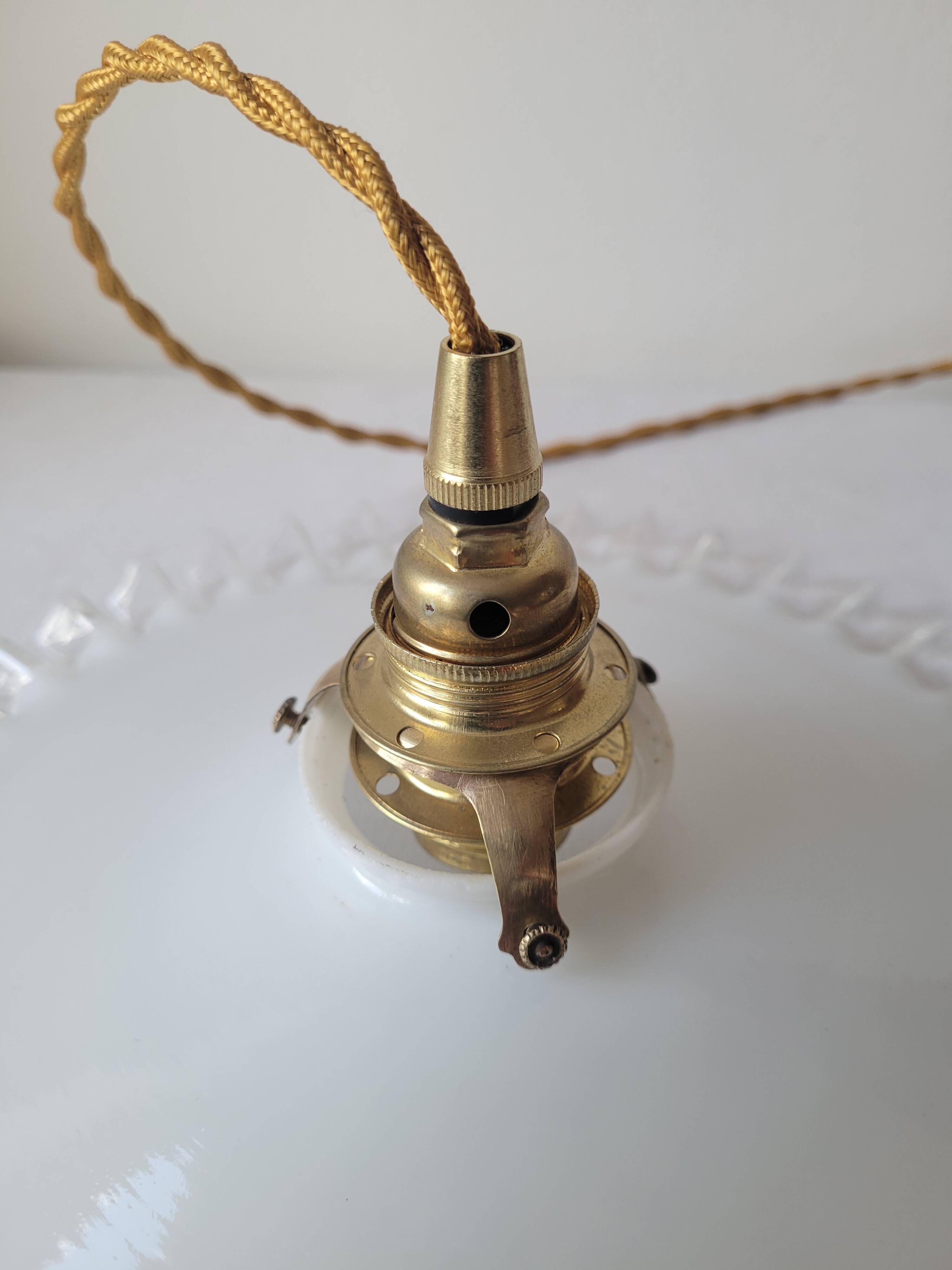 Pendant in serrated opaline