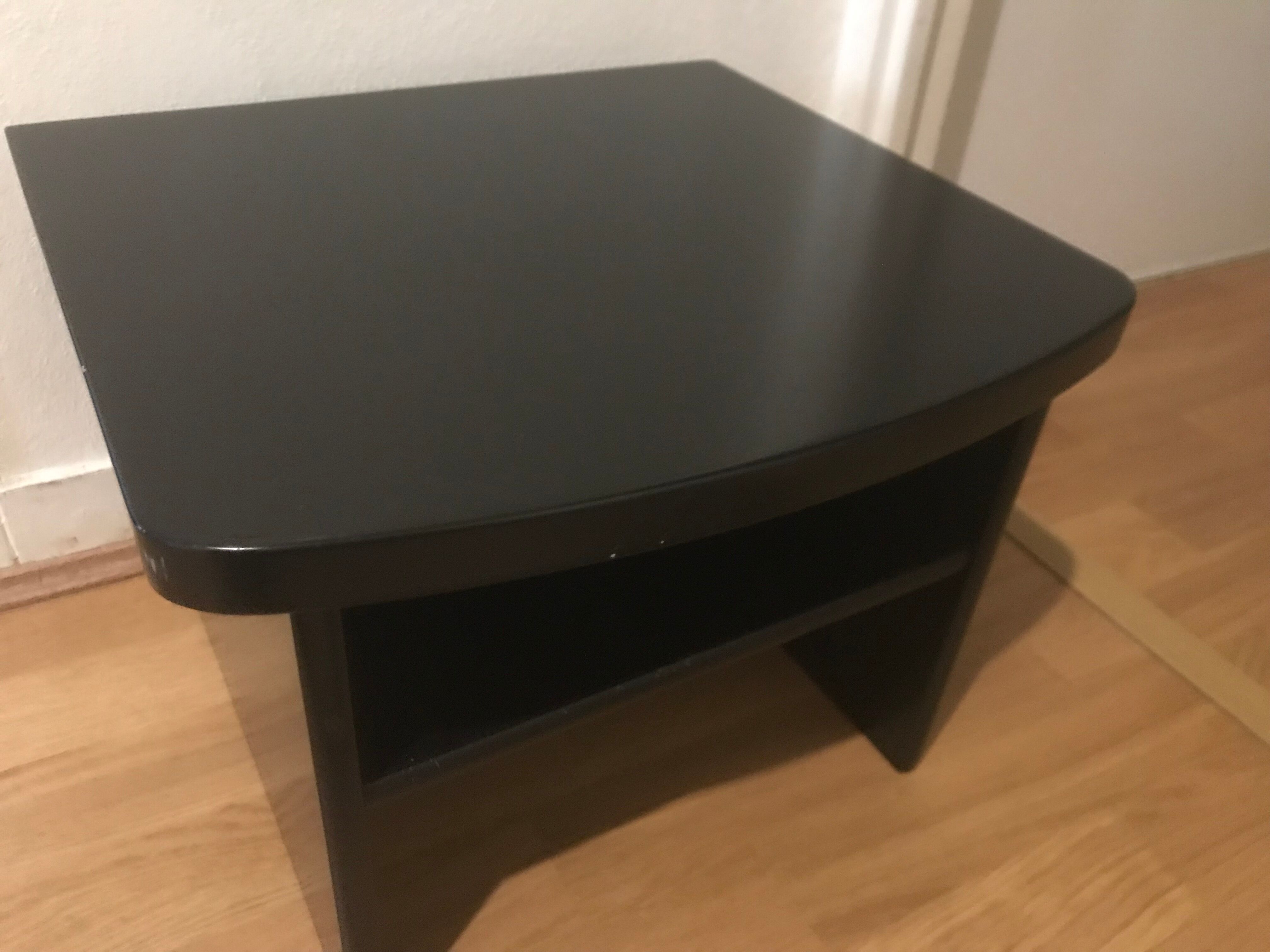 Table de chevet laquée noir