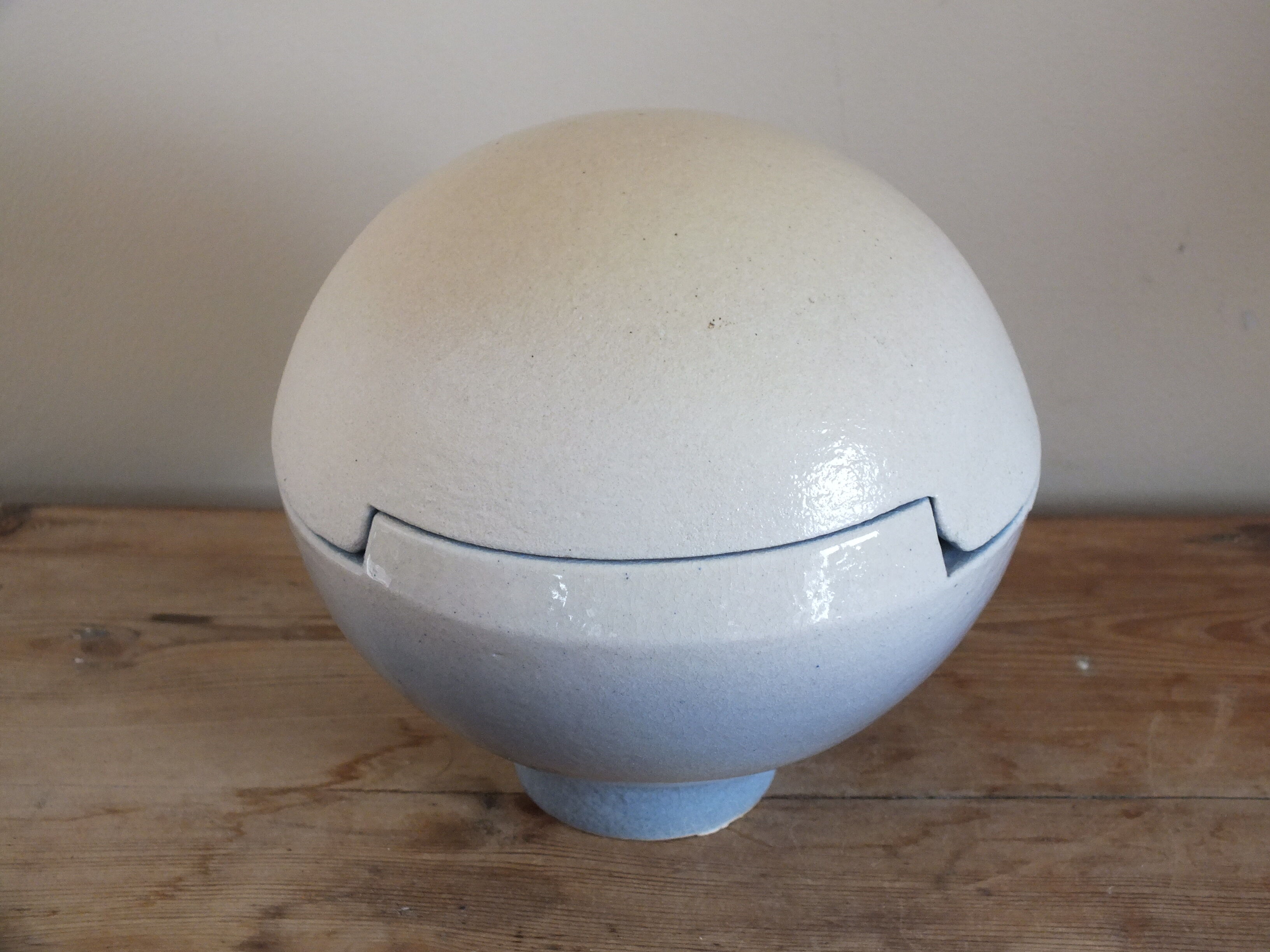 Covered pot flying saucer of the 70s