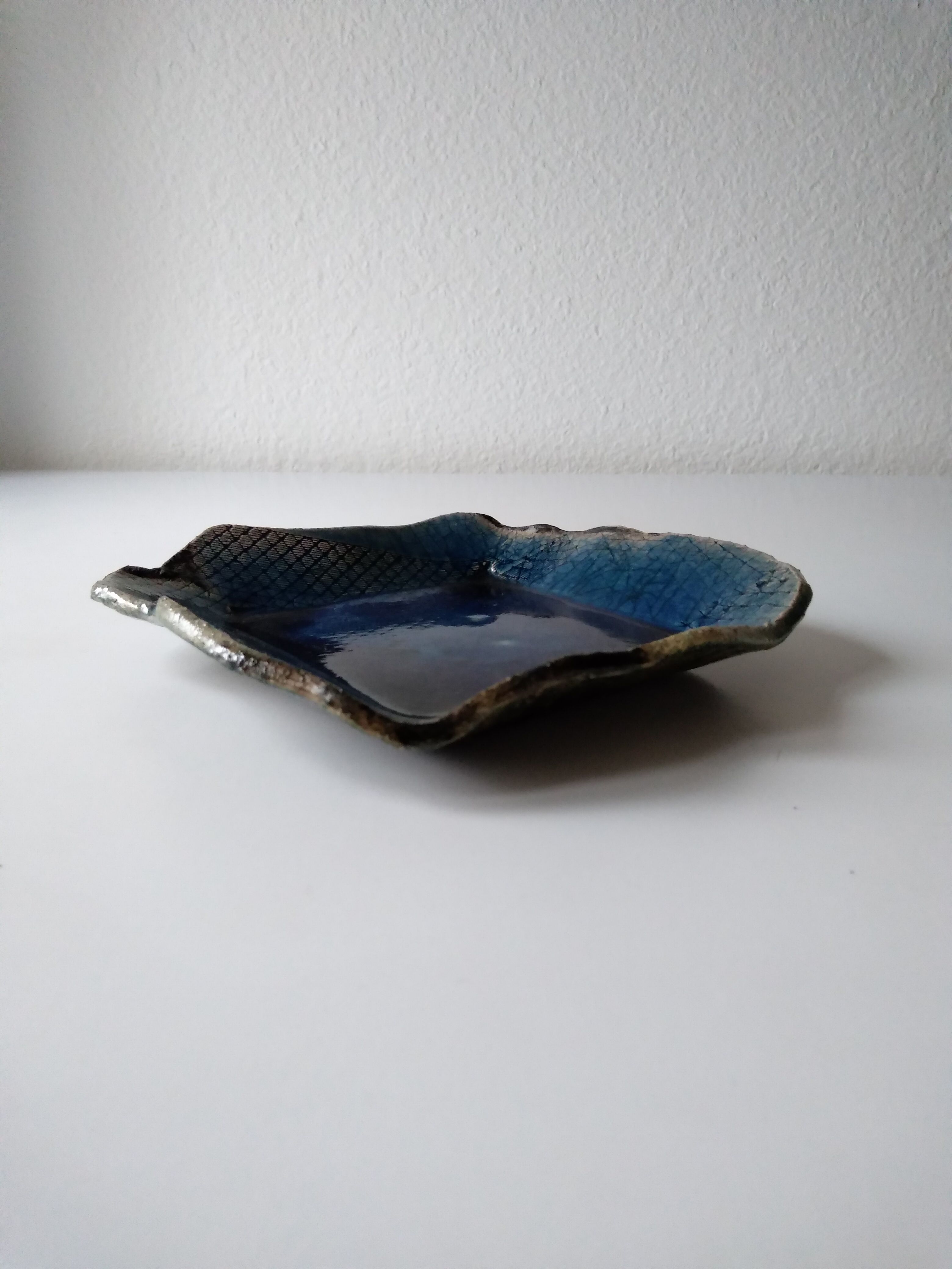 Vide poche Raku bleu indigo en céramique émaillée française