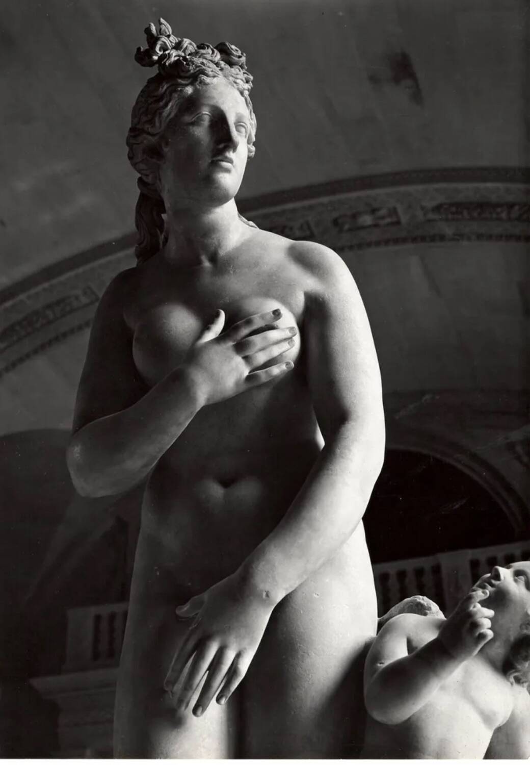 Emmanuel sougez, aphrodite and eros sculpted group, louvre. 1950