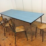 Table en formica bleu