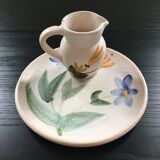 Flat plate and pitcher floral decoration