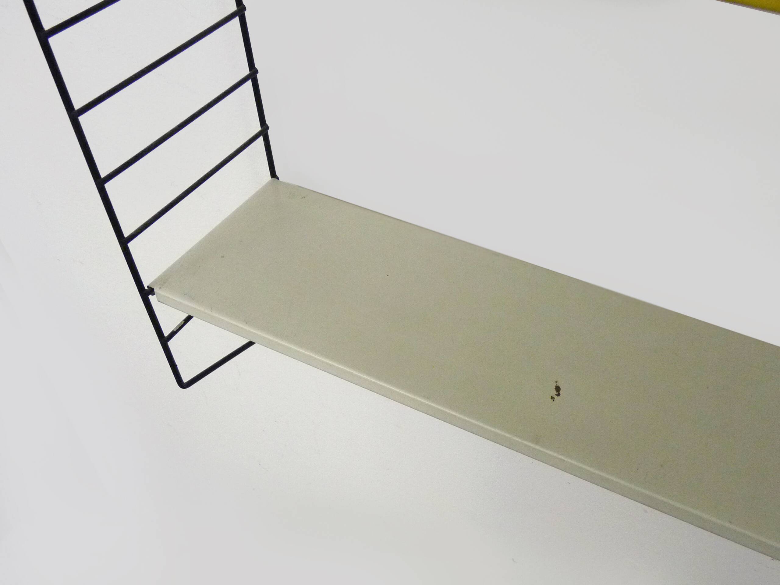 Vintage design shelf String Tomado Holland by Adriaan Dekker, Pilastro.
