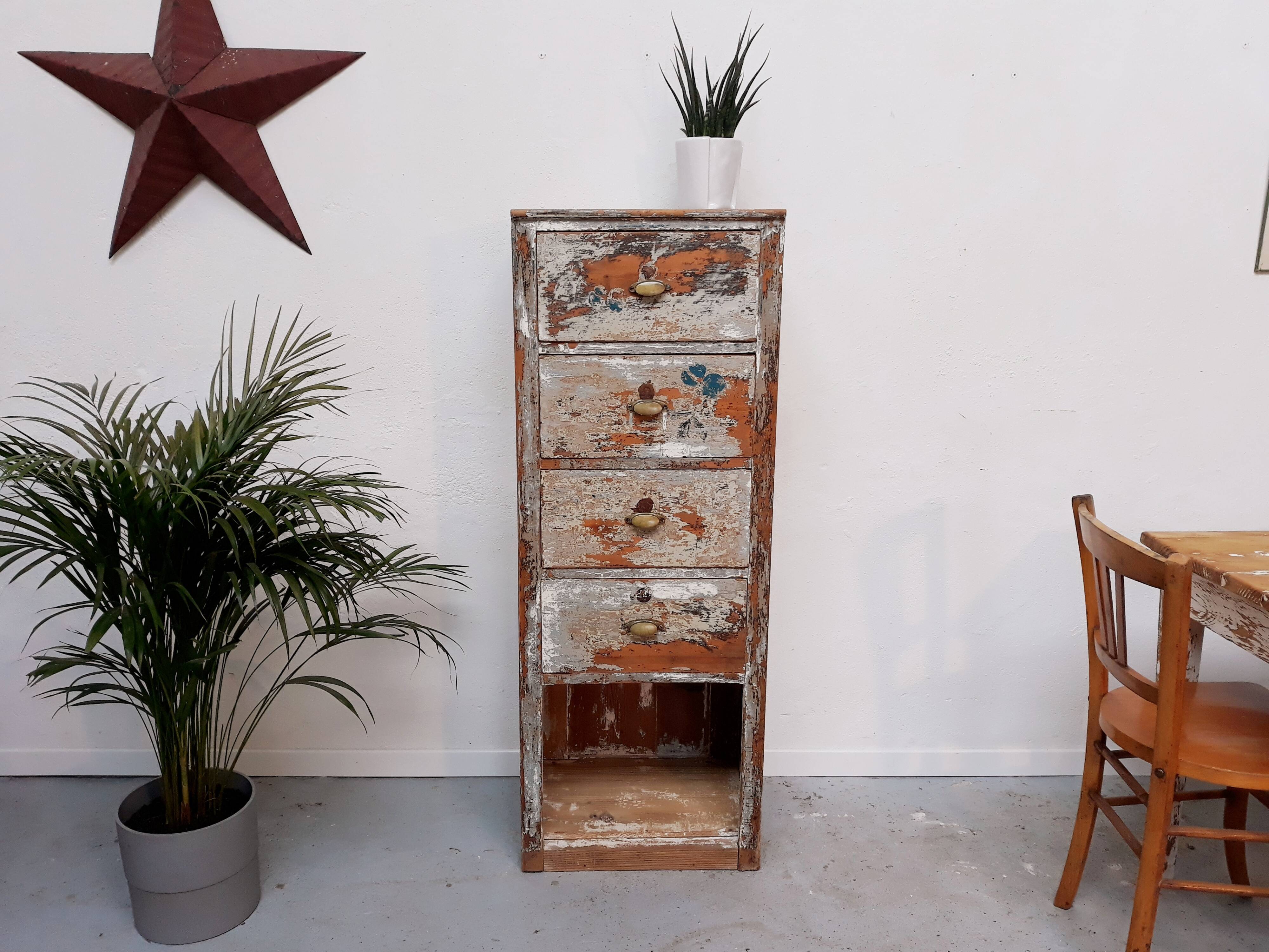 Furniture of trade with rag-to-ceiling drawers