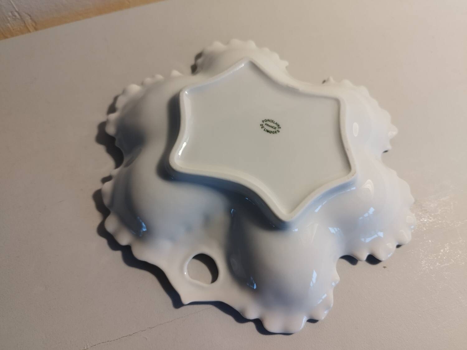 White porcelain pocket tray