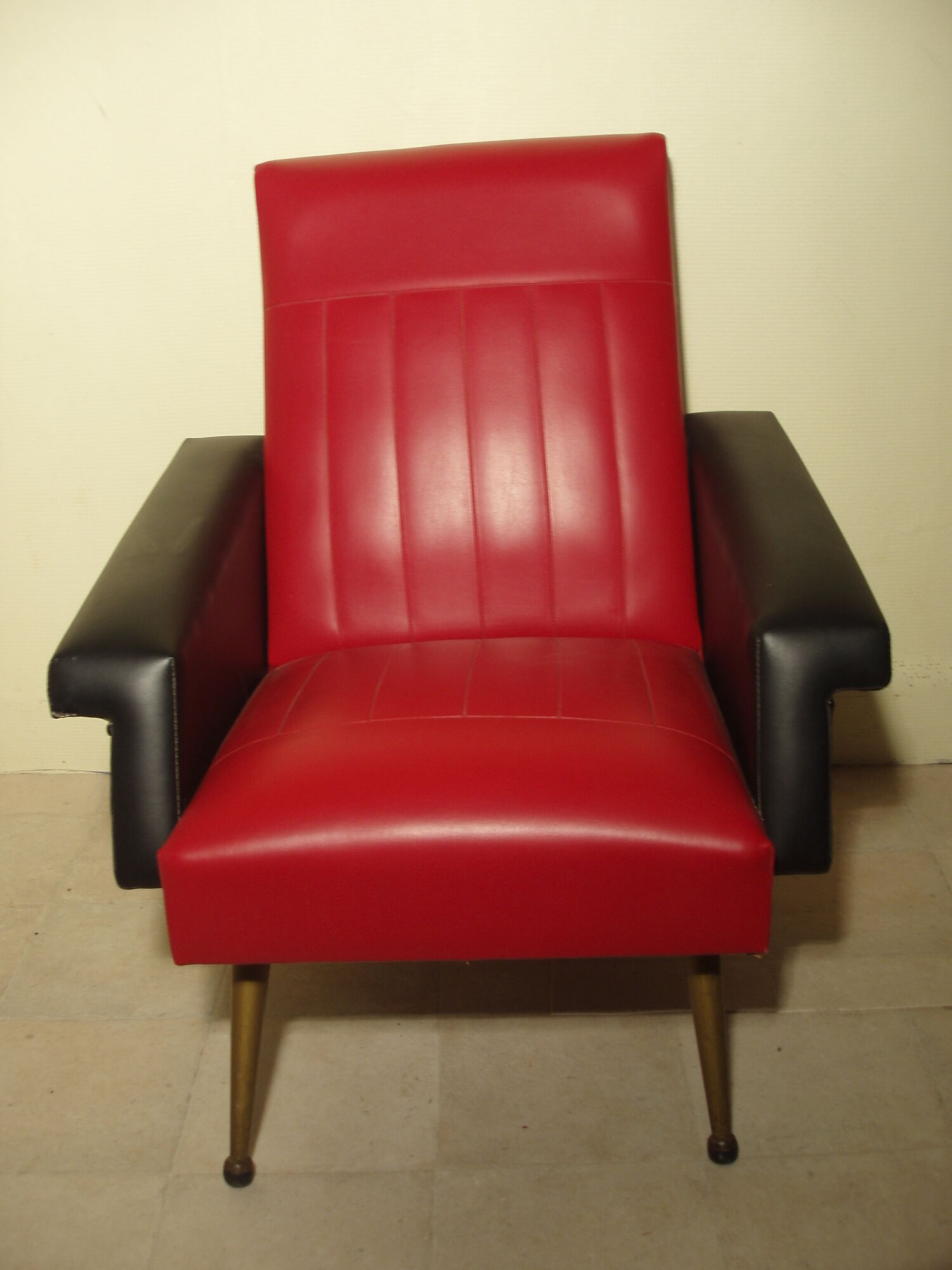 Pair of chairs in leather of the 1970s