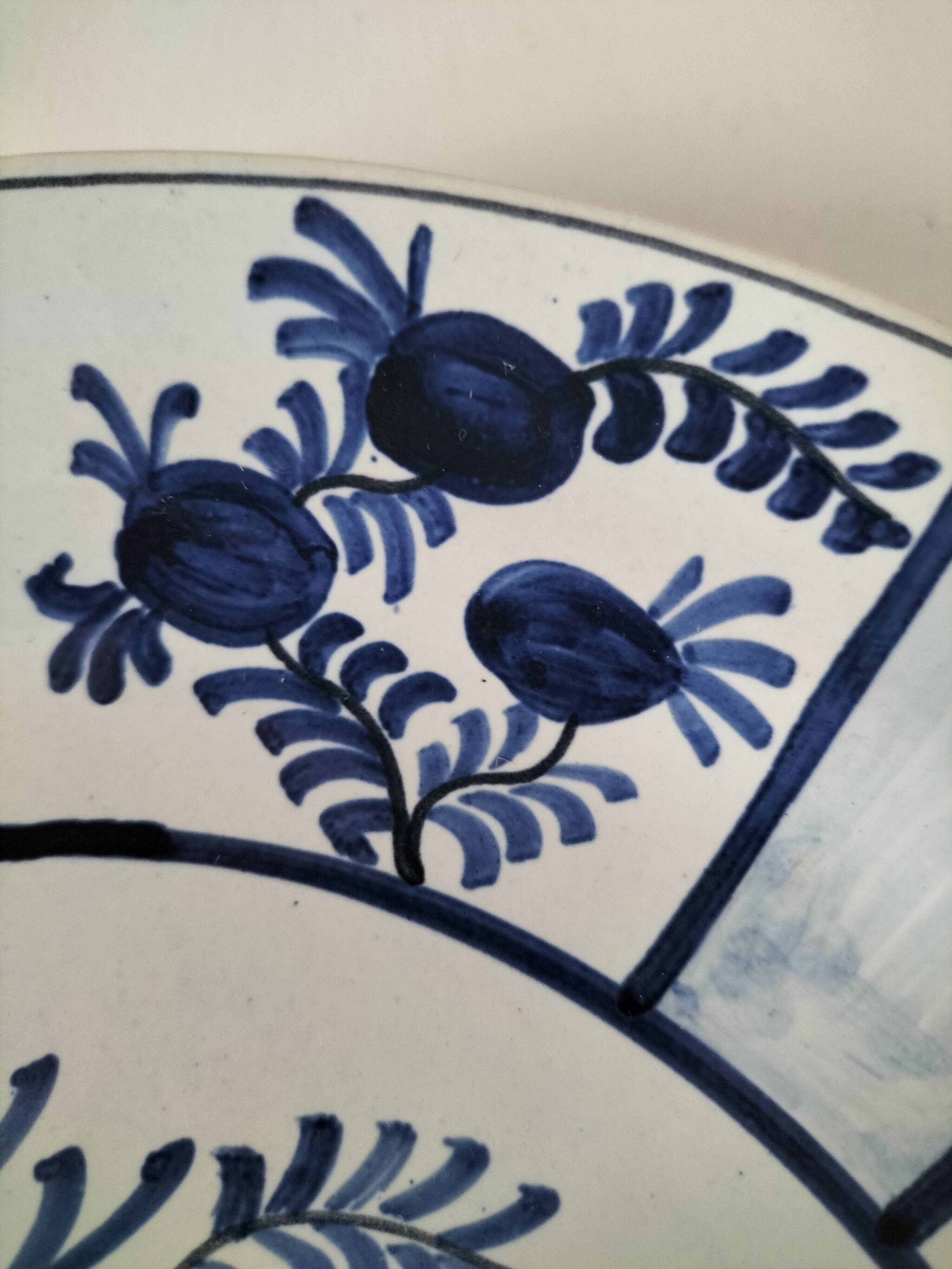 Assiette en faïence peinte à la main