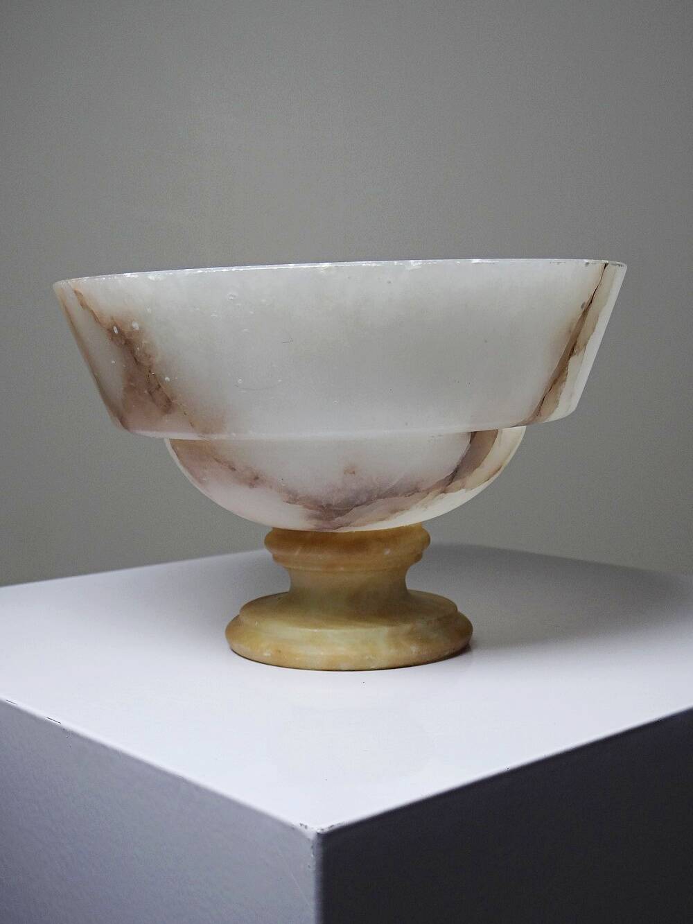 Vintage Italian alabaster footed bowl in white and beige, 1960s.