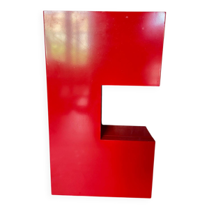 Armoire en métal rouge