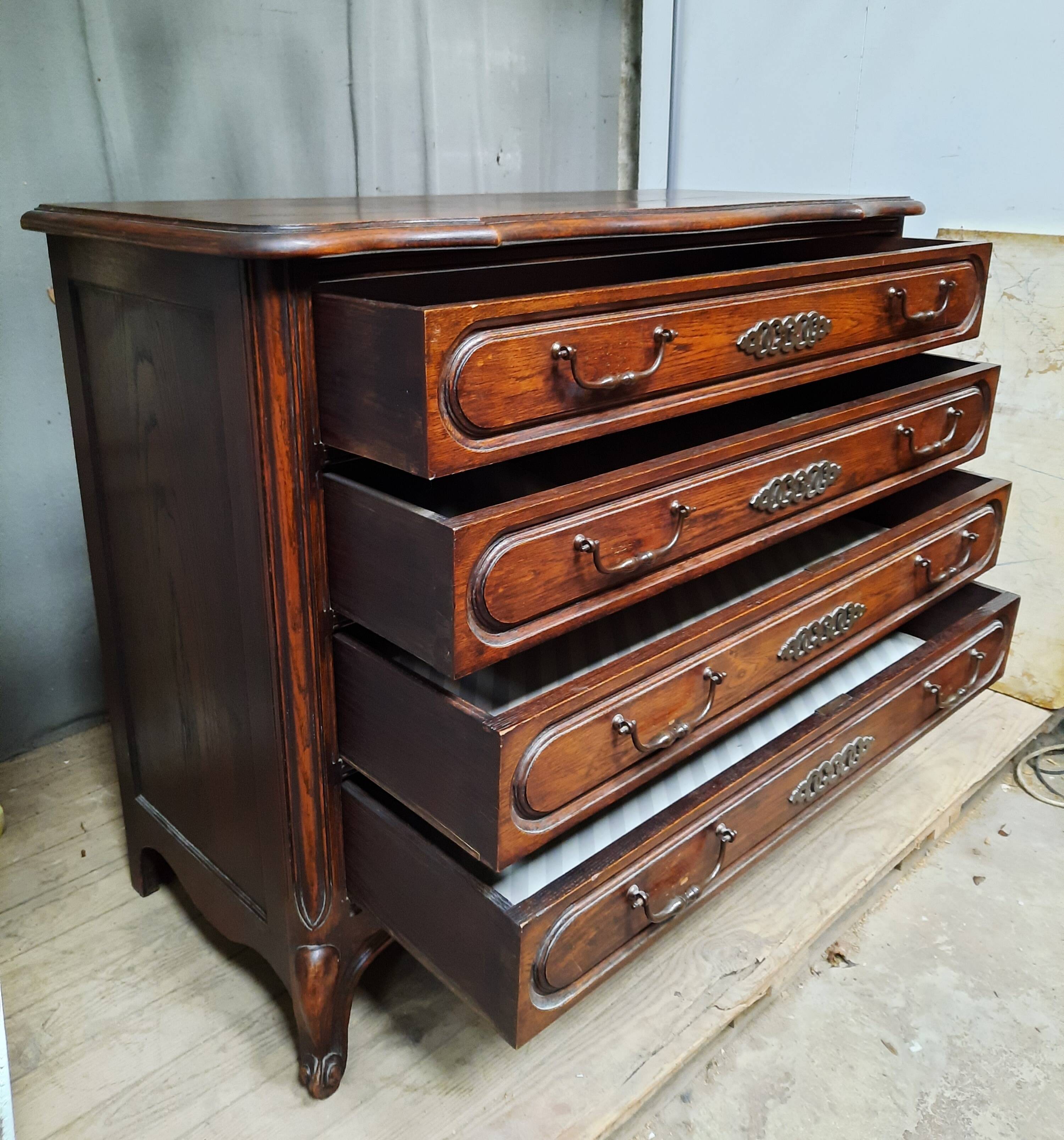 Oak chest of drawers