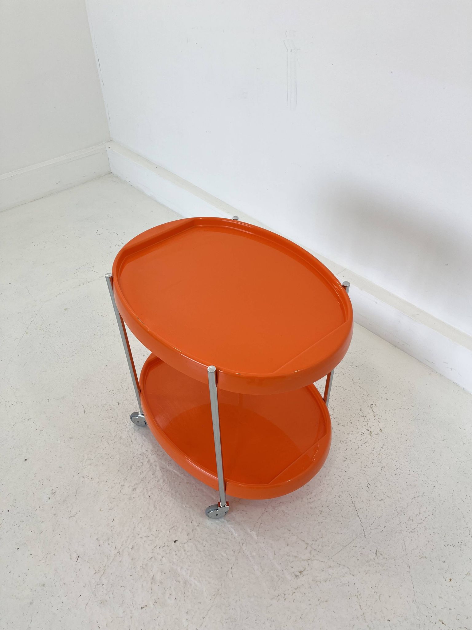 Chariot de service en chrome de l'ère spatiale avec plateaux en plastique orange, années 1970