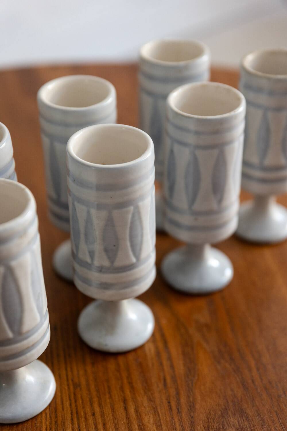 Roger Capron.  Série de 8 verres en céramique signés et datés 1976