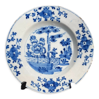 Delft XVIIIth side earthenware plate