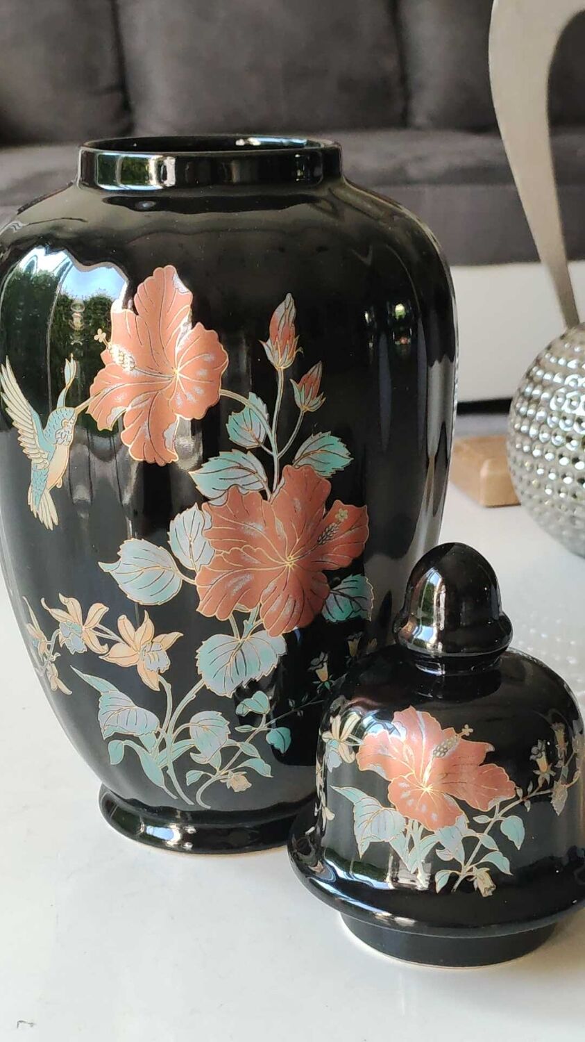 Vase with lid. decorative asian potiche with undulations. floral motifs/exotic bird. exclusive décor, made in italy. high 30 cm