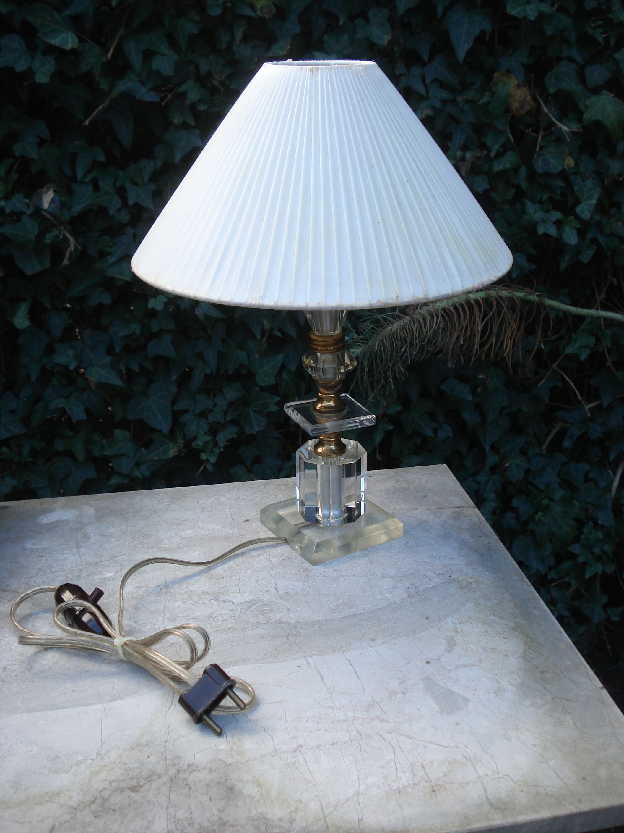 Lampe à poser pied verre Altuglas et un abat-jour en plastique tressé