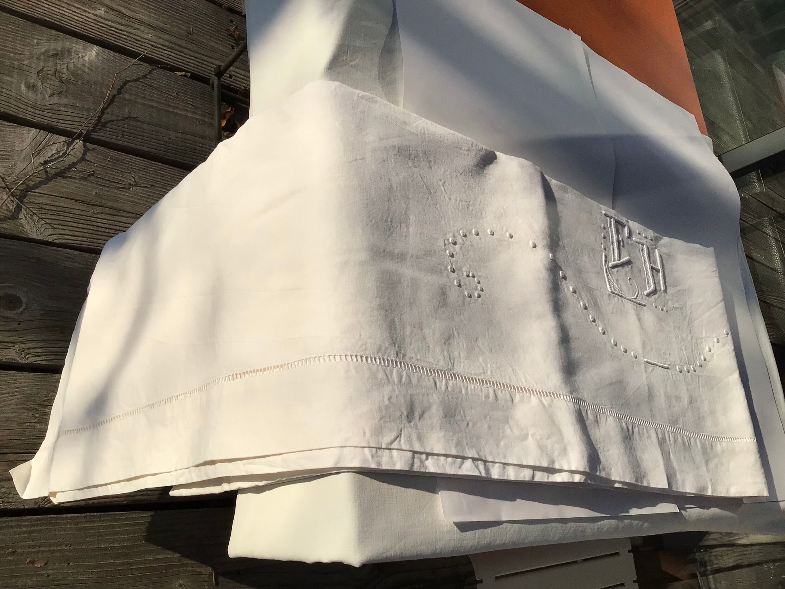 2-seater sheet embroidered FH and mestizo cream tablets