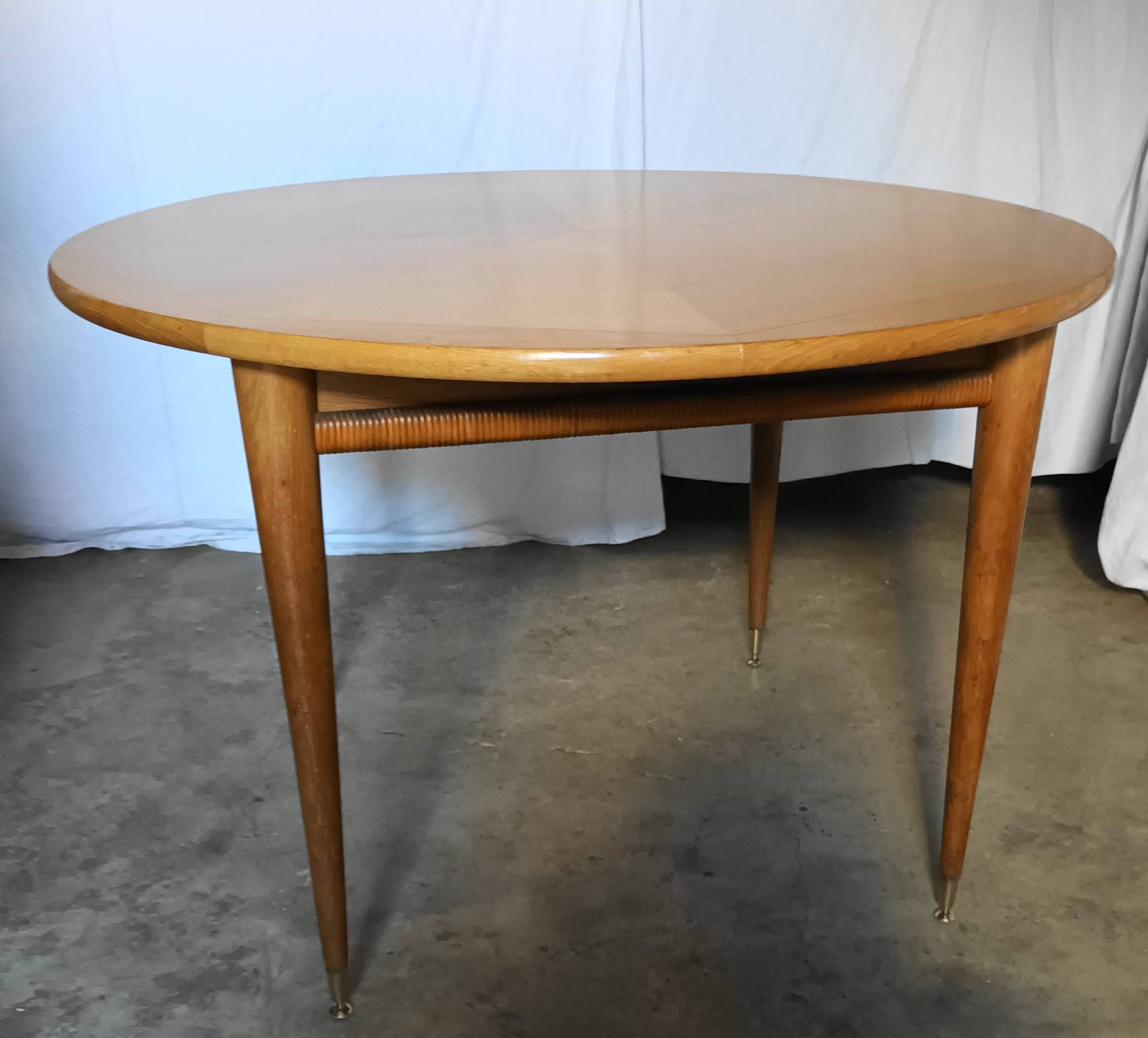 Table ronde a 2 allonges en chene clair des années 50