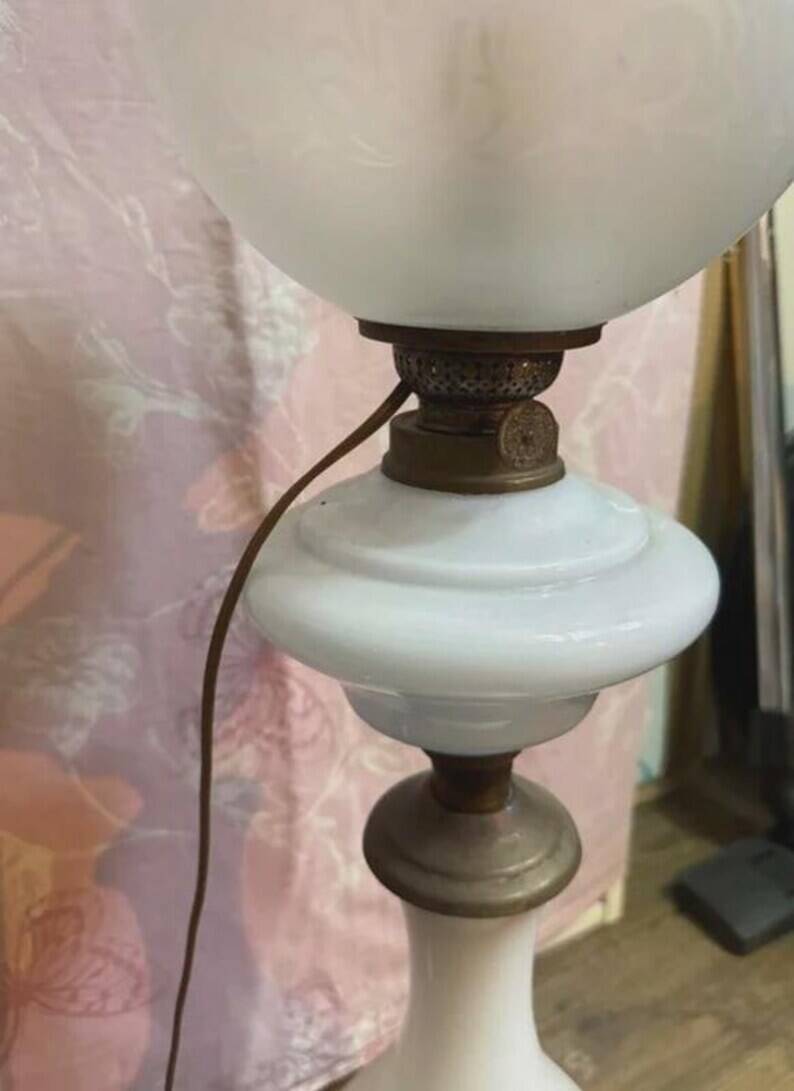 Napoleon III style salon lamp in white opaline with engraved globe – 19th / early 20th century