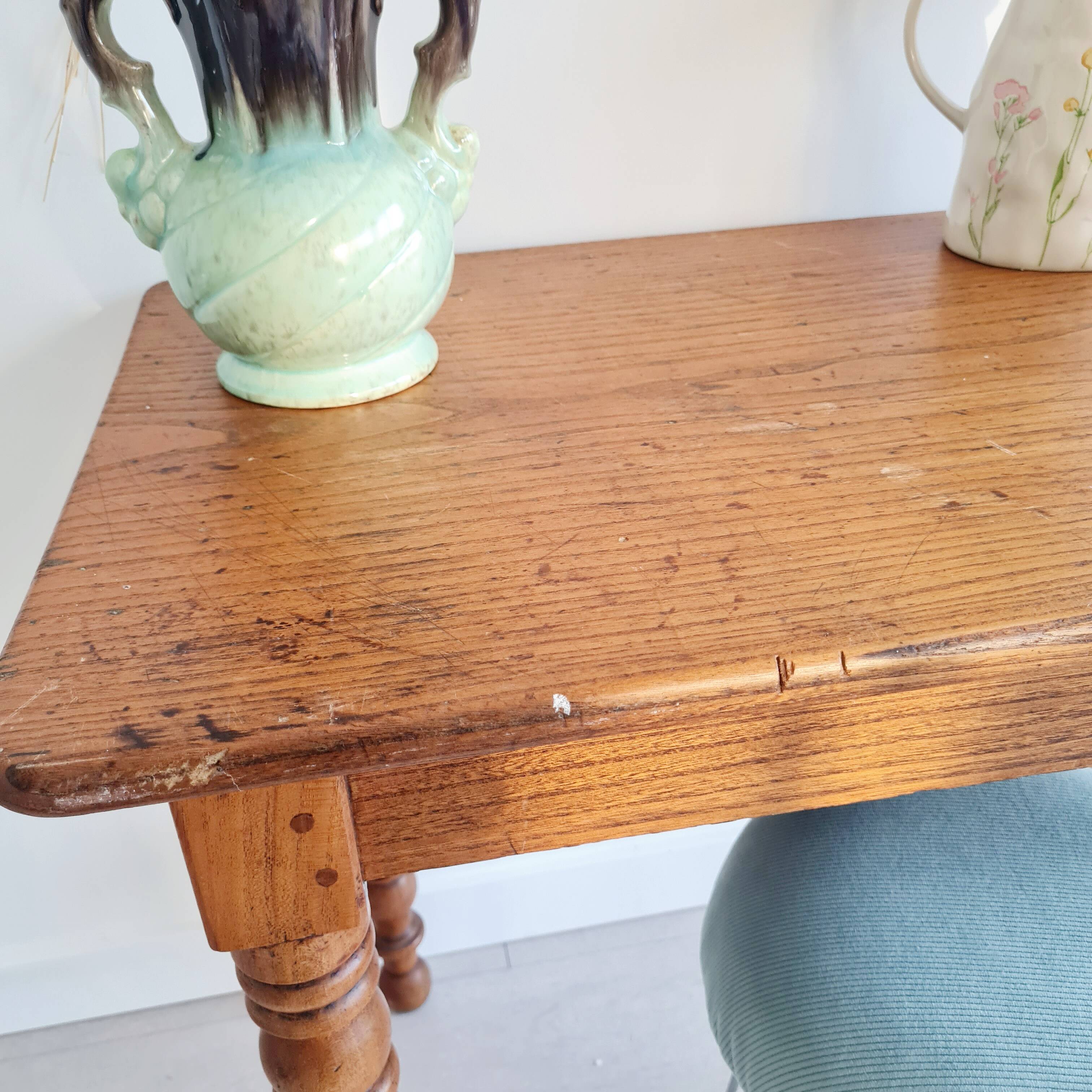 Table ancienne - bureau en bois massif pieds tournés