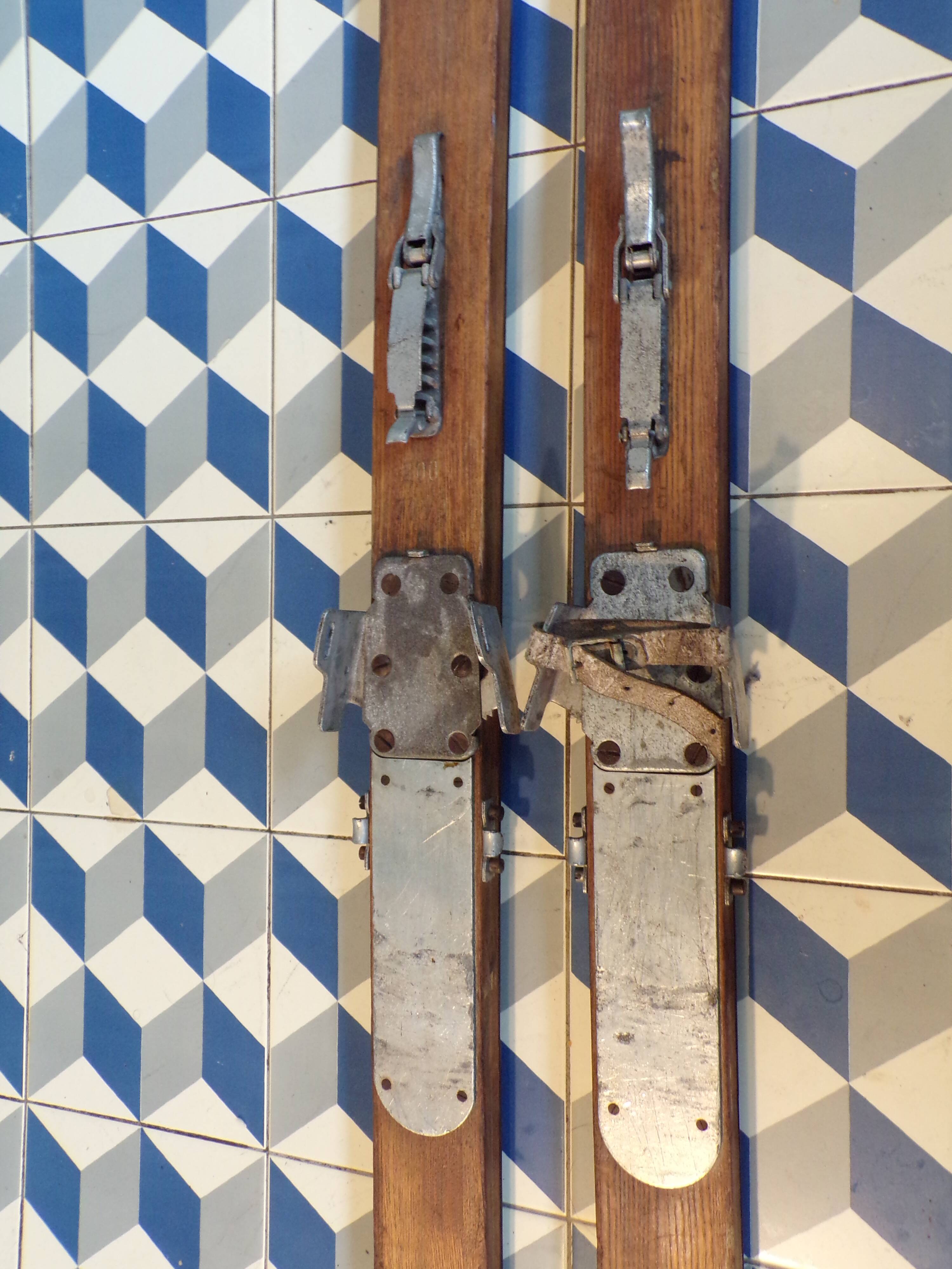 Pair of vintage wooden skis L=200cm