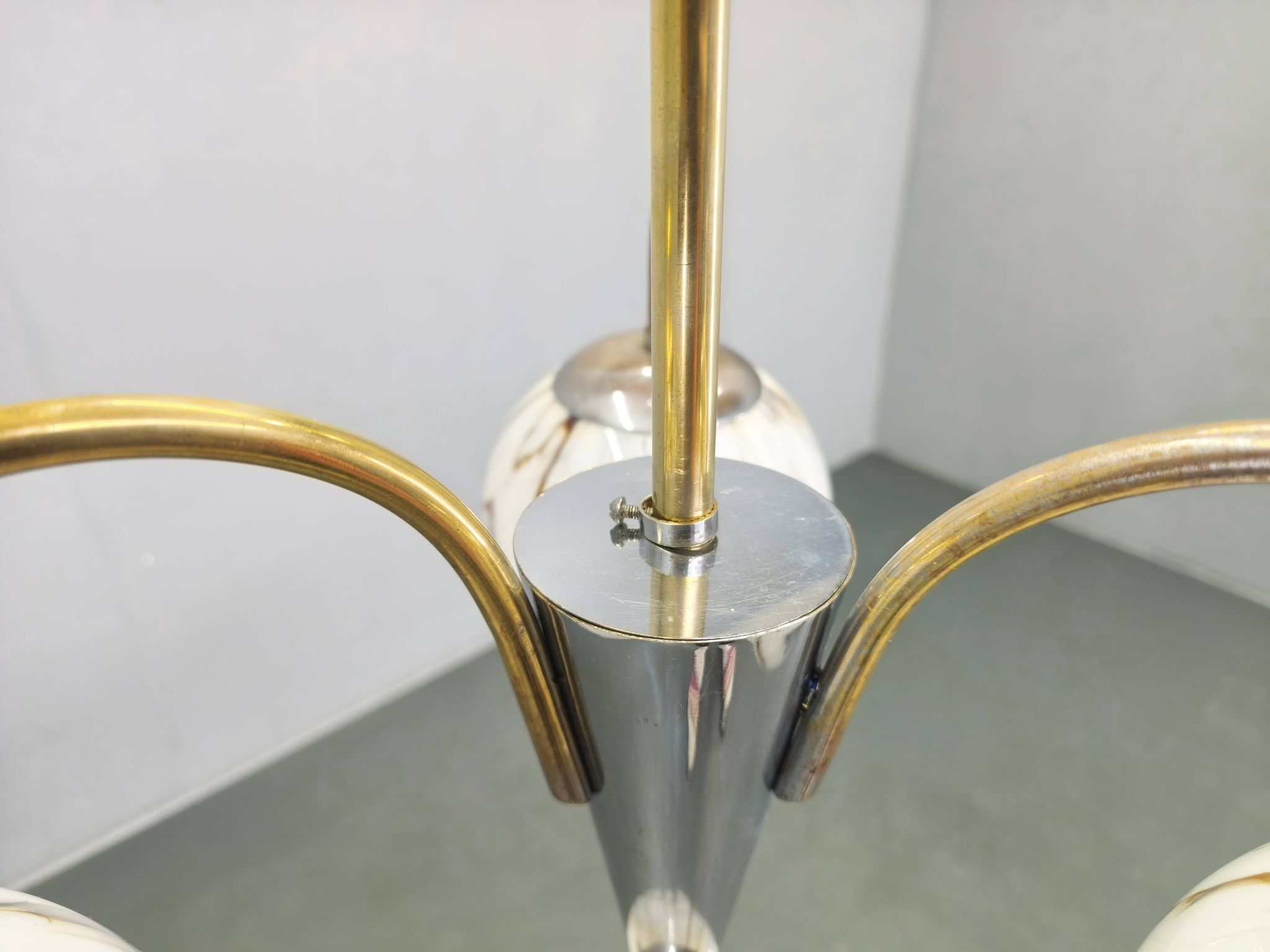 Chandelier Art Déco, verre marbré, laiton et chrome, années 1930