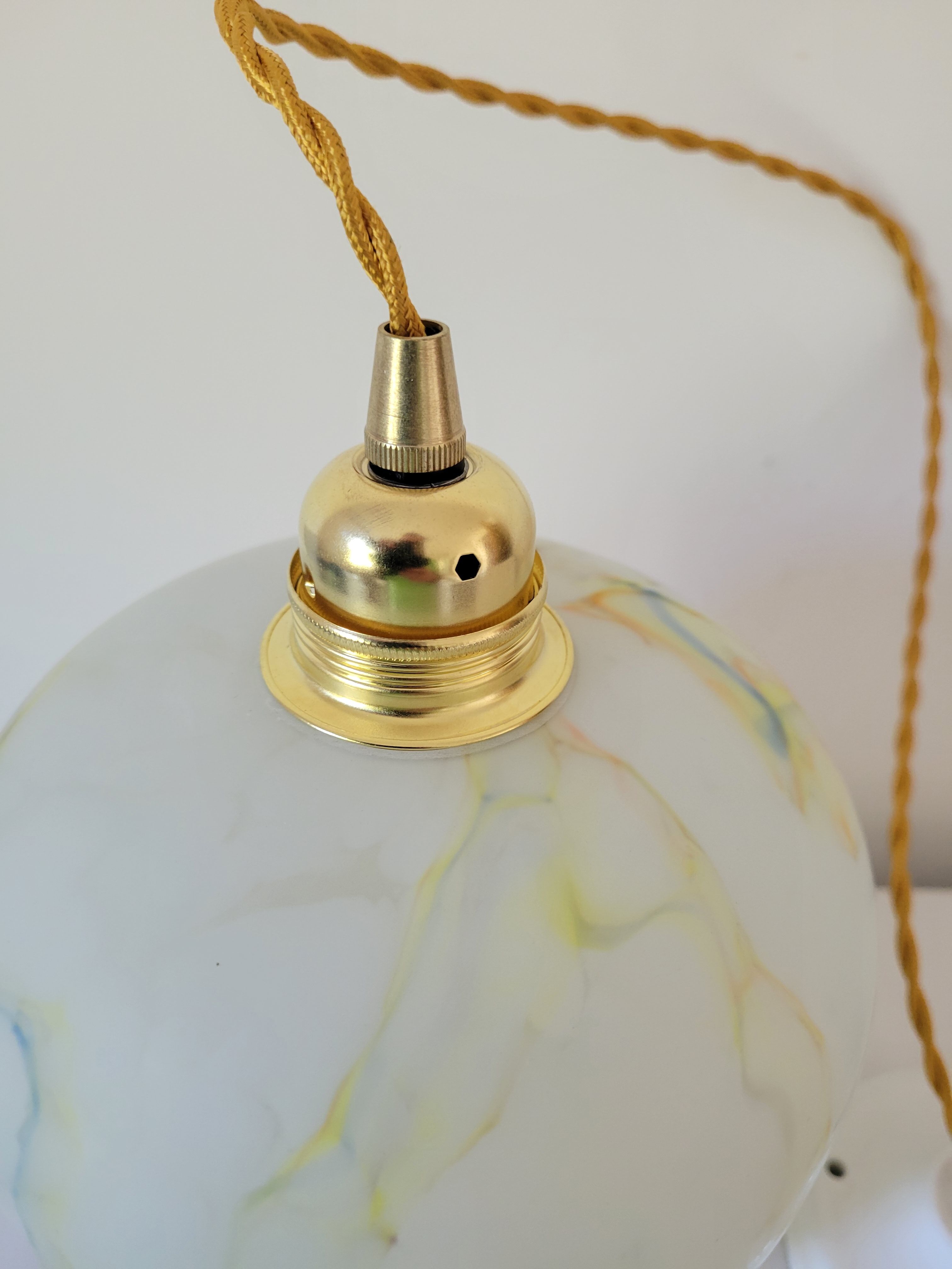Marbled opaline suspension