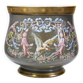 Grand cache-pot ancien en porcelaine émaillée, décor rocaille à l’oiseau, XIXe