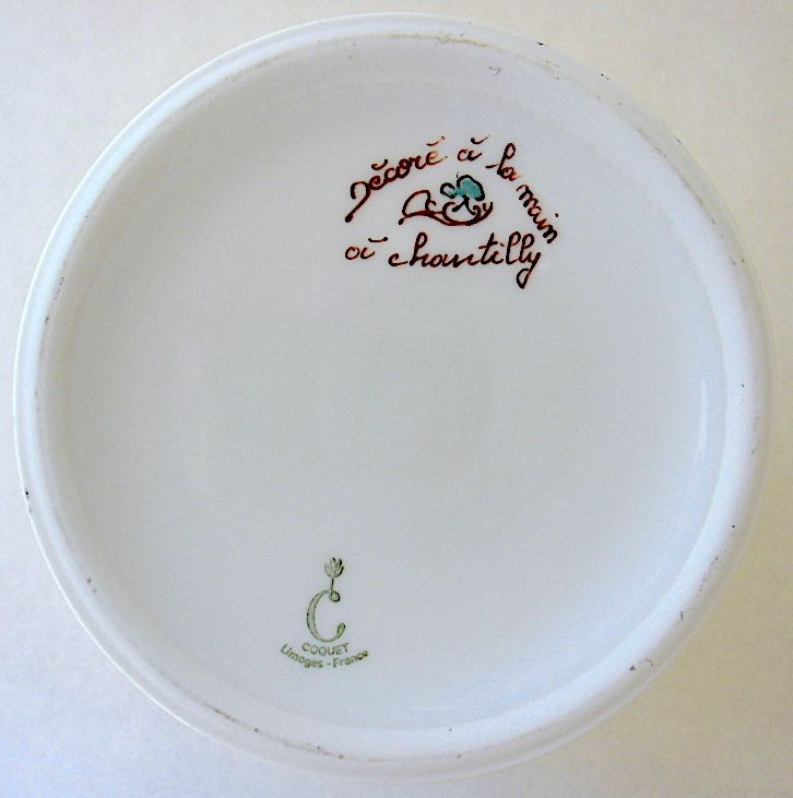 Baluster vase covered in porcelain by Coquet house in Limoges and decorated in Chantilly