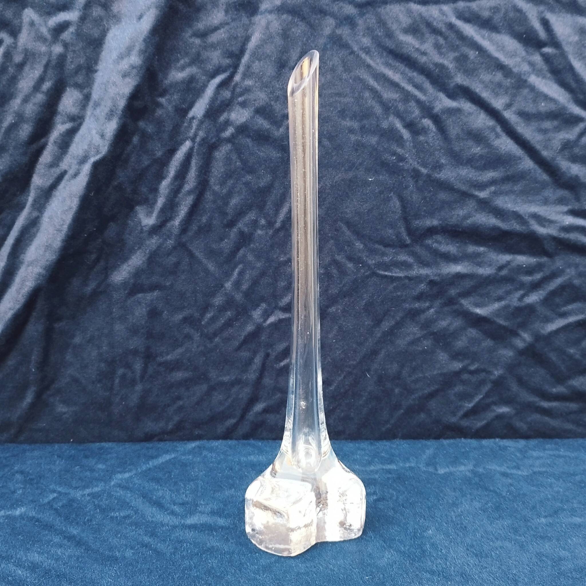 Glass single-flower vase with thick base design
