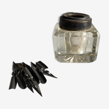 Inkwell and its lot of engraved feathers