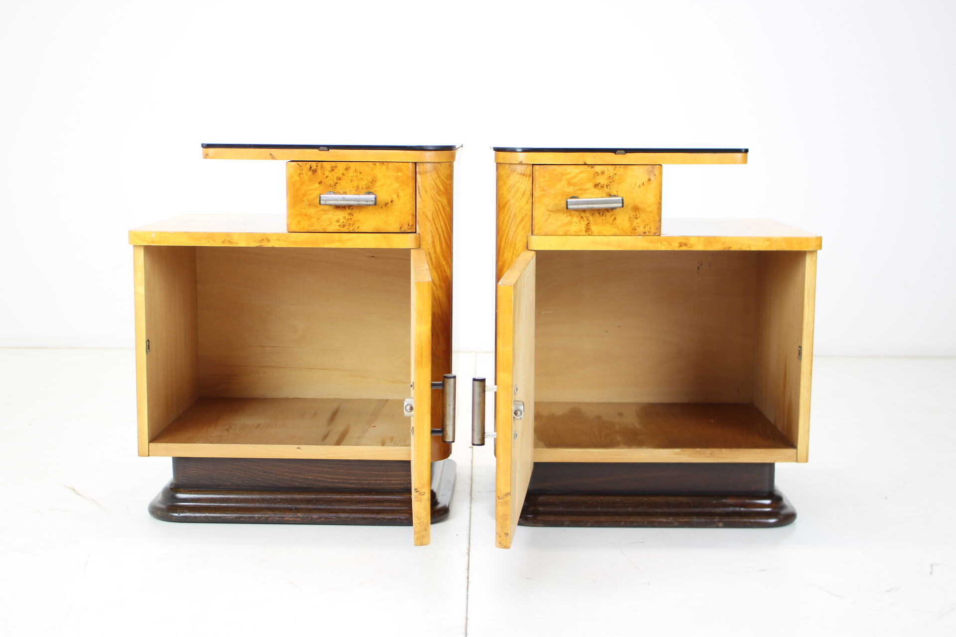 Ensemble de deux tables de chevet conçues par Jindřich Halabala pour UP závody, années 1950.