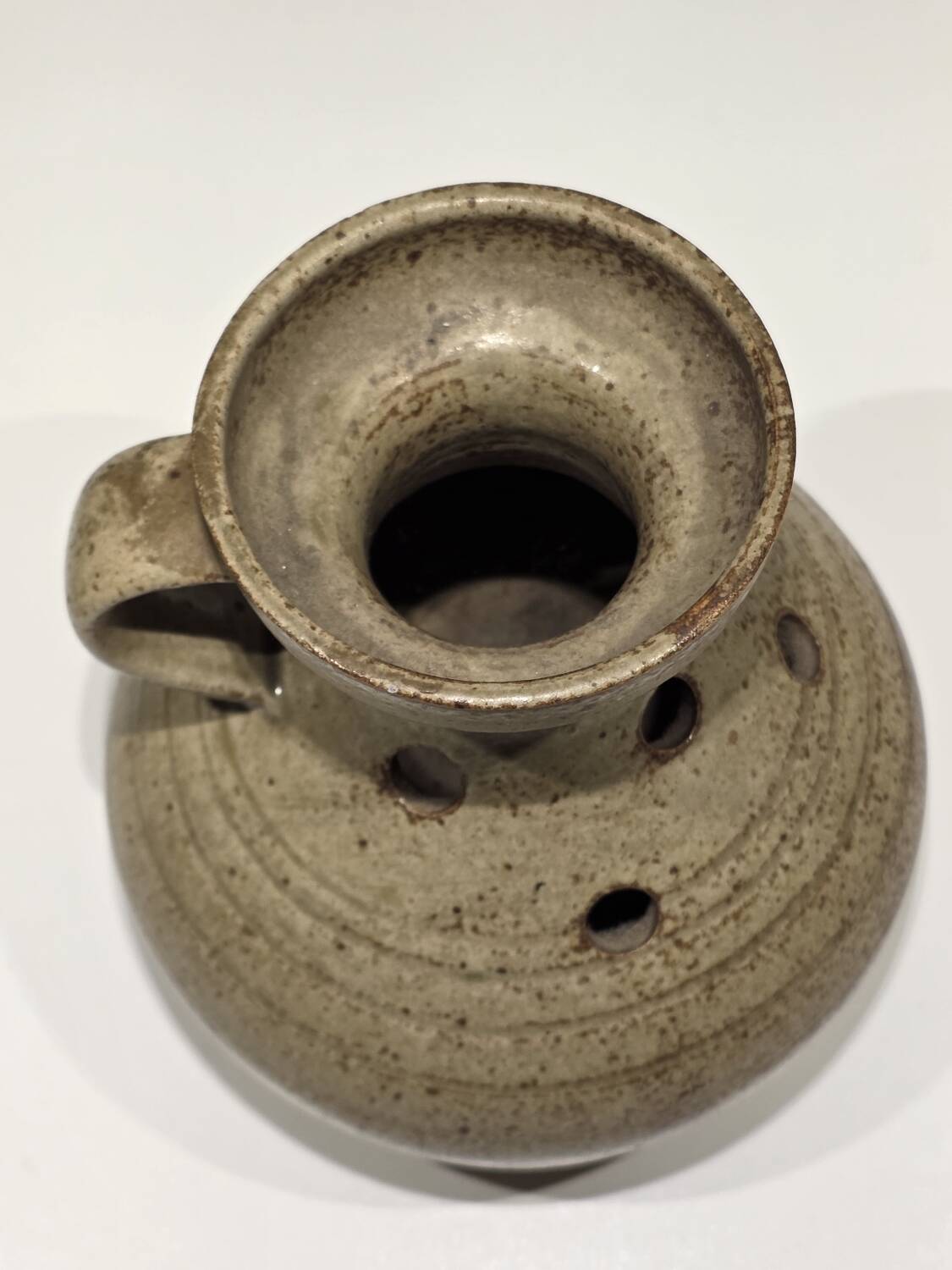 Speckled stoneware flower vase by Keraluc