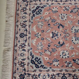 Saroukh design rug in fringed wool with a pink background 90x166cm