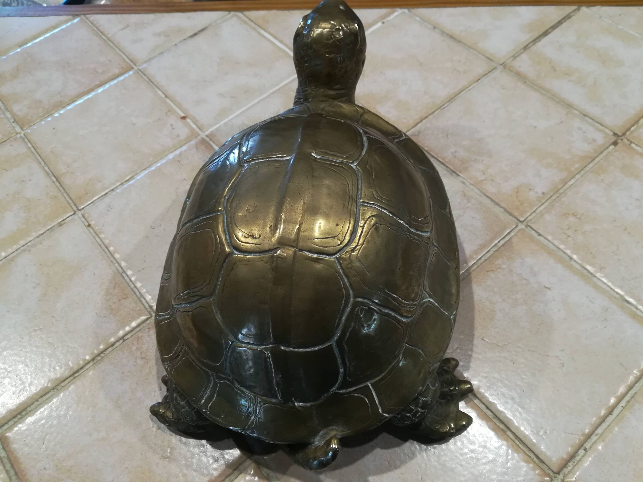 Tortue en laiton xxe patine dorée