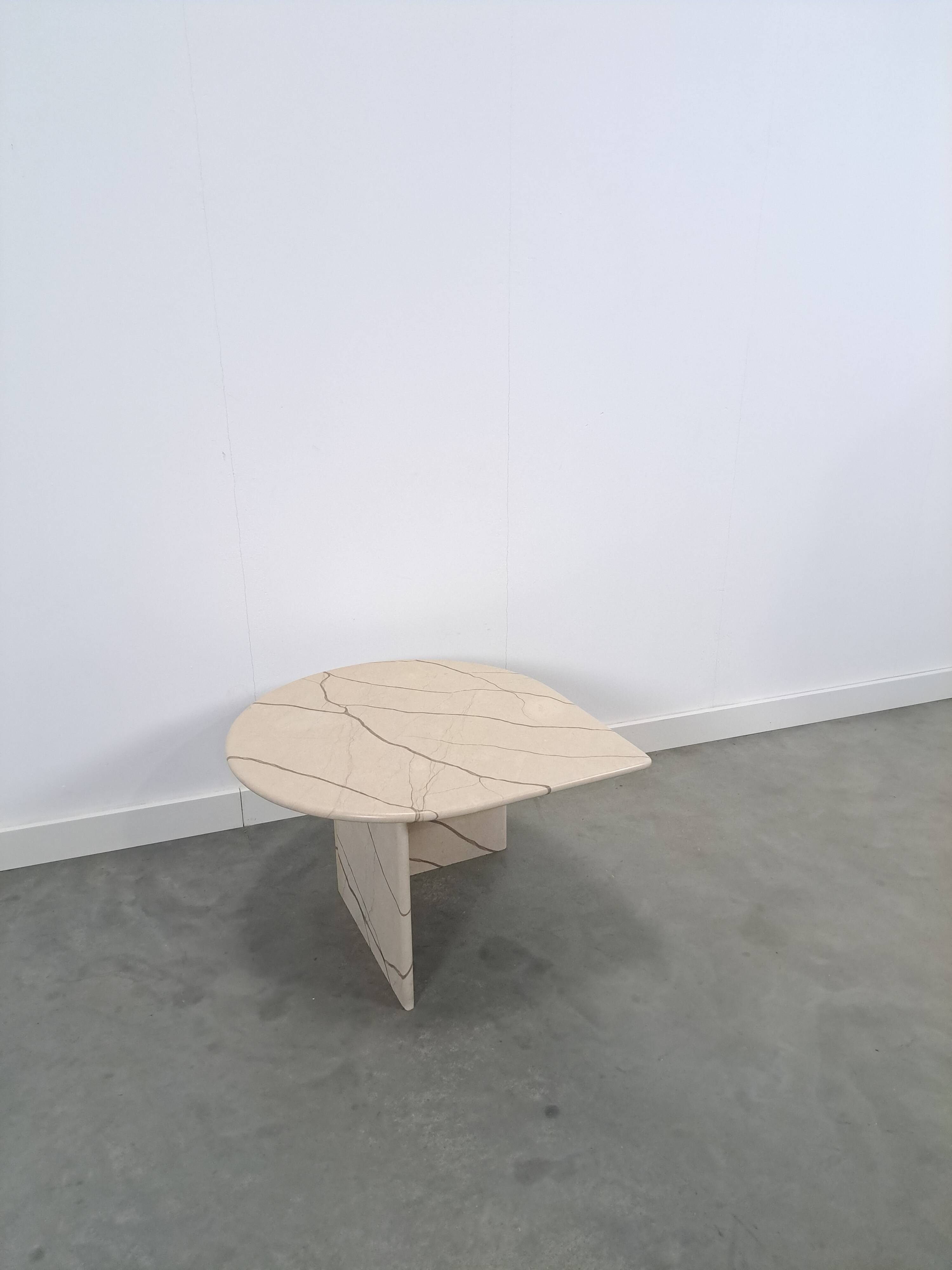 Marmeren druppelvormige tafel