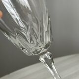 5 verres à vin.